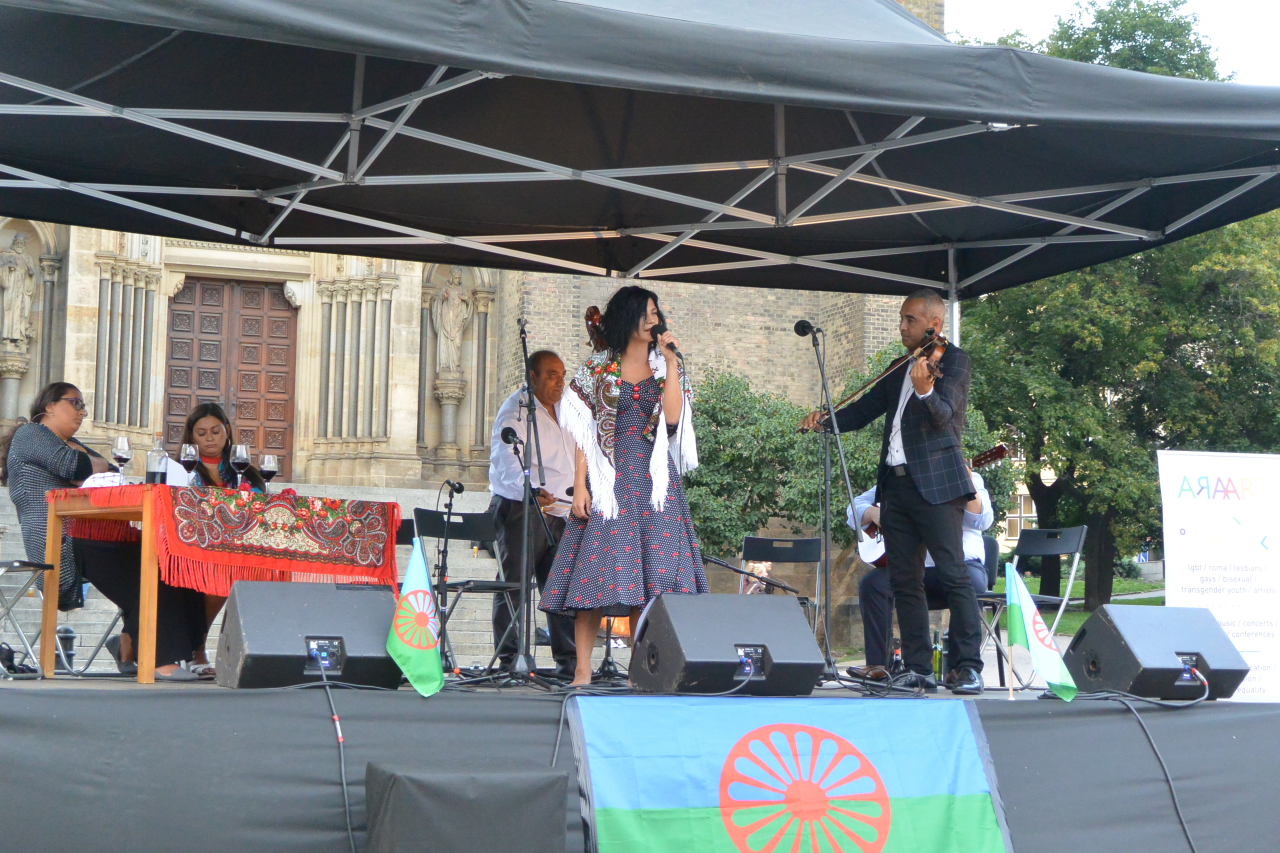Figure 4. “Leperiben,” 2 August 2019. From left Pavlína Matiová, Pavlína Daňková, Marta Balážová, and musicians of the dulcimer band (phototograph by the author).