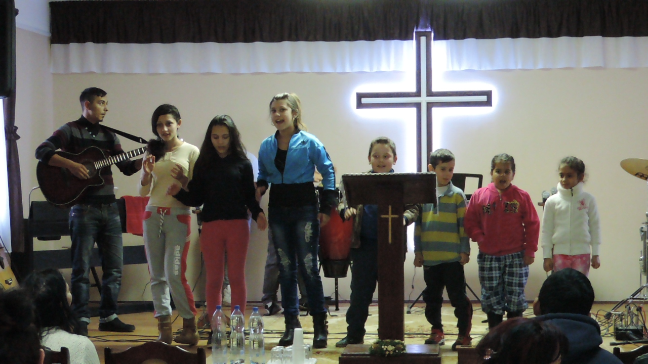 Figure 3. Children from Uszka singing at the service (photo by István Povedák, December 13, 2015).