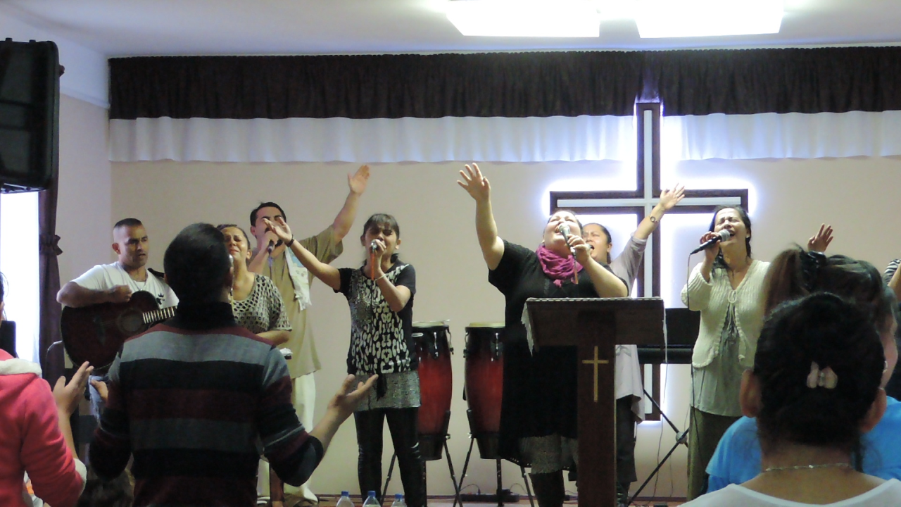 Figure 4. Praise and worship in Uszka in the new church building of Nemzeteknek Világosság Gyülekezet (Light for the Nations Congregation; photo by István Povedák, December 13, 2015).