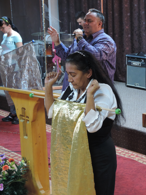 Figure 5. Edgár Kovács, pastor of the Szabad Keresztény Egyház (Free Christian Church) in Uszka, at the worship service (photo by István Povedák, December 13, 2015).