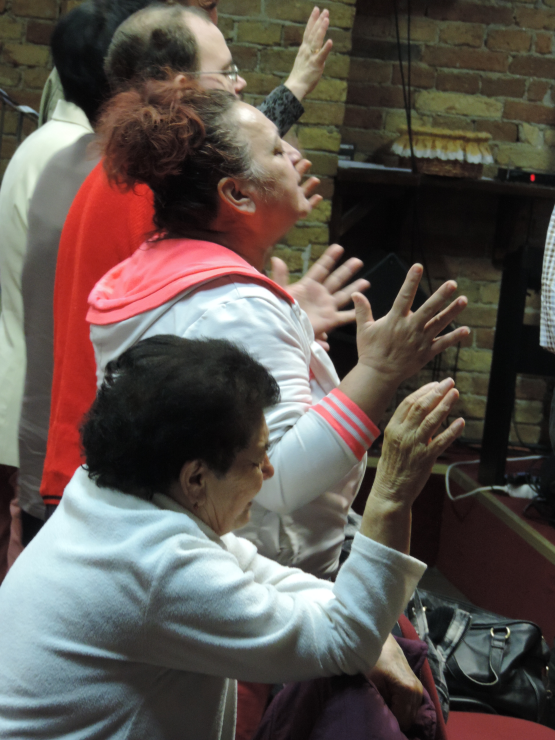 Figure 7. Emotions. Collective effervescence in the Kegyelem Gyülekezet (Mercy Congregation) in Békés (photo by István Povedák, December 2, 2012).